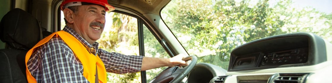 Chauffeur de camion de chantier tunisien au volant de son engin