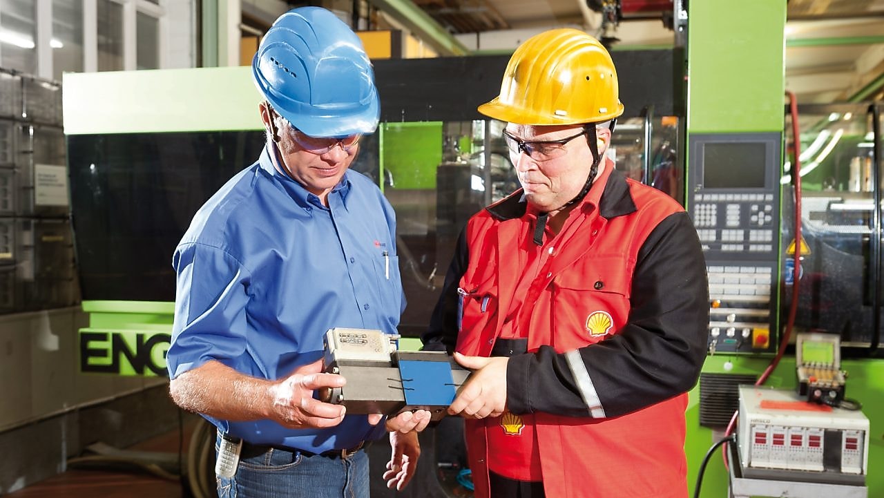 ouvriers en pleine conversation sur le terrain