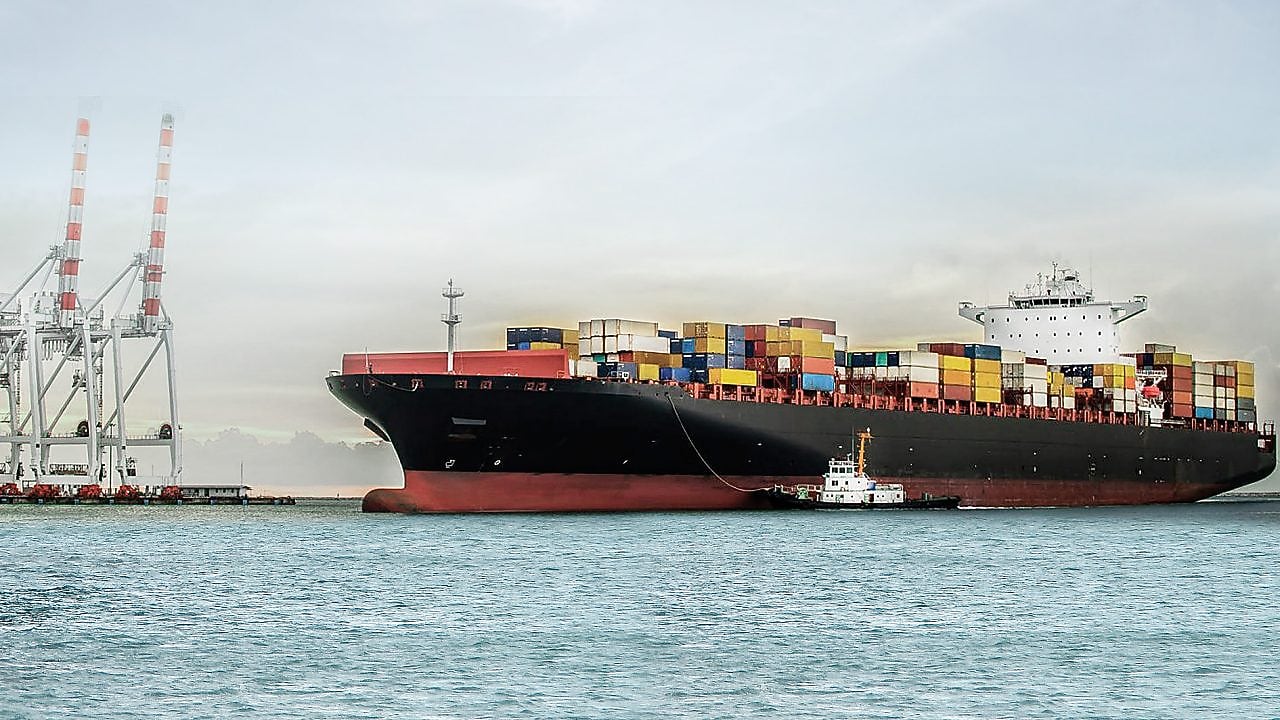 grand pétrolier en mer chargé de caisses de conteneurs