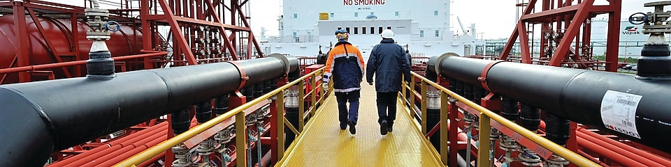 Employé Shell marchant sur une passerelle de pétrolier