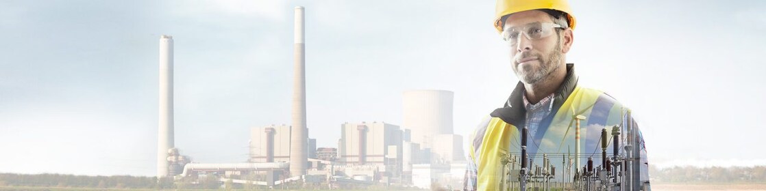 ouvrier portant un casque jaune transposé sur un fond de centrale électrique