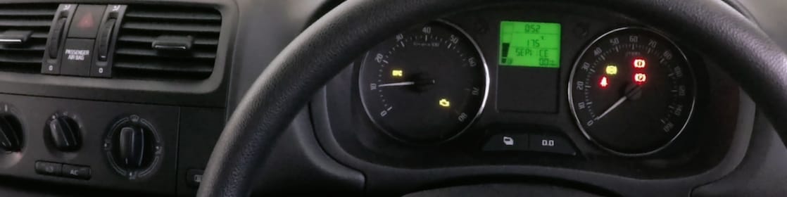 Main posée sur un volant