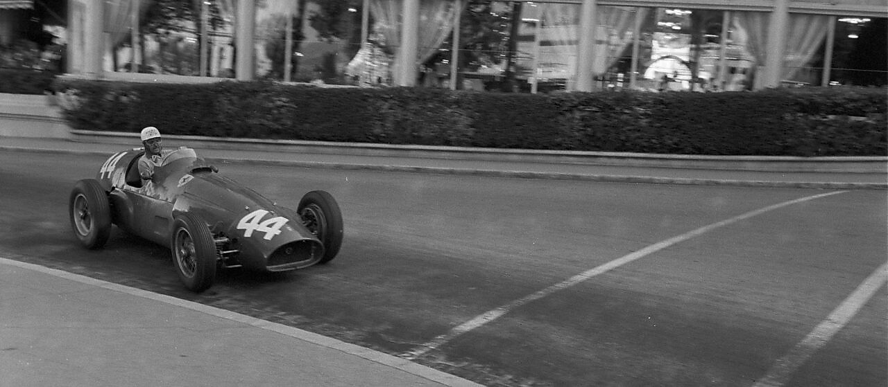 Maurice Trintignant au volant de sa Formule 1 Ferrari au Grand Prix de Monaco en 1955