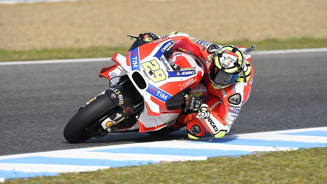 Un pilote sur une moto de course Ducati dans un virage en épingle