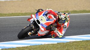 Un pilote sur une moto de course Ducati dans un virage en épingle