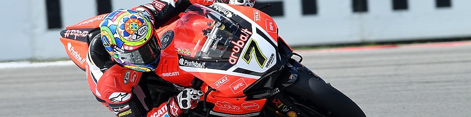 Un pilote sur sa moto Ducati pendant le championnat du monde de Superbike