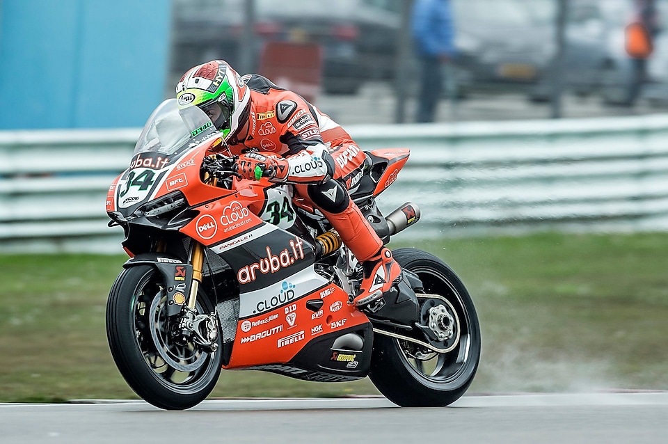 Un pilote Ducati dans une ligne droite sur un circuit du championnat du monde de Superbike