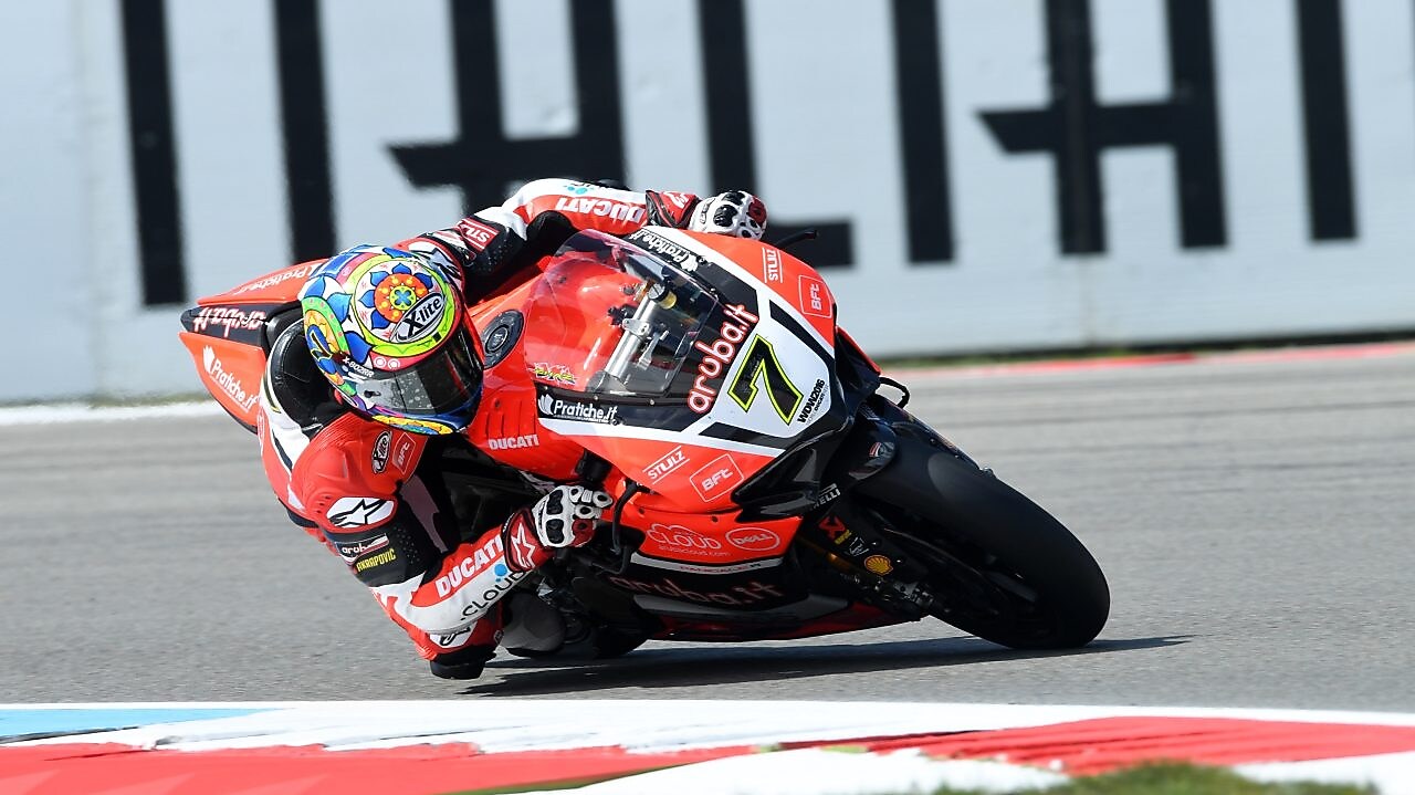 Un pilote sur sa moto Ducati pendant le championnat du monde de Superbike