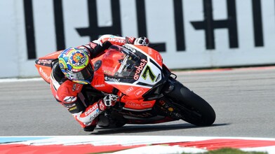 Un pilote sur sa moto Ducati pendant le championnat du monde de Superbike