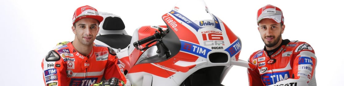 Deux pilotes Ducati 2016 assis à côté d'une moto Ducati