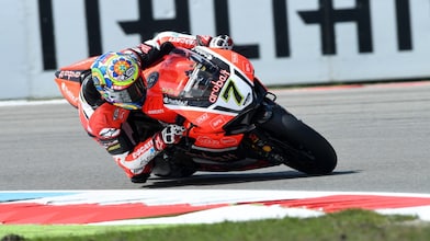 Un pilote sur sa moto Ducati pendant le championnat du monde de Superbike
