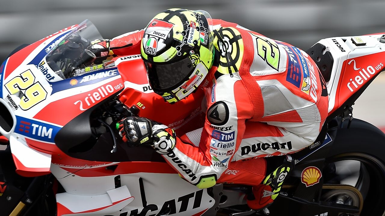 Un pilote sur sa superbike Ducati dans un virage en pleine course