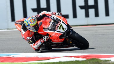 Un pilote sur sa moto Ducati pendant le championnat du monde de Superbike
