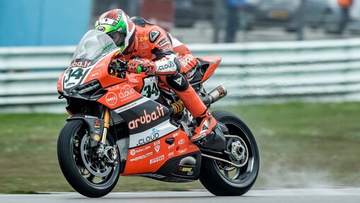 Un pilote Ducati dans une ligne droite sur un circuit du championnat du monde de Superbike