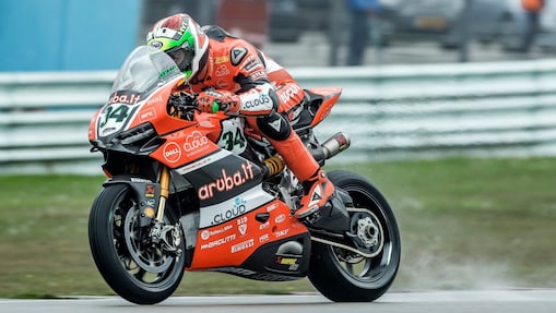 Un pilote Ducati dans une ligne droite sur un circuit du championnat du monde de Superbike