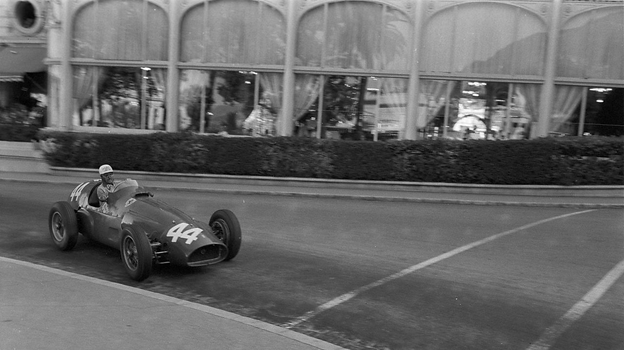 Maurice Trintignant conduciendo su auto Ferrari de Fórmula 1 en el Gran Premio de Mónaco de 1955