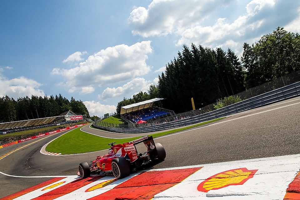 L'Allemand Sebastian Vettel pilote sa Ferrari pendant les essais du Grand Prix de Belgique de Formule 1 sur le circuit de Spa-Francorchamps.
