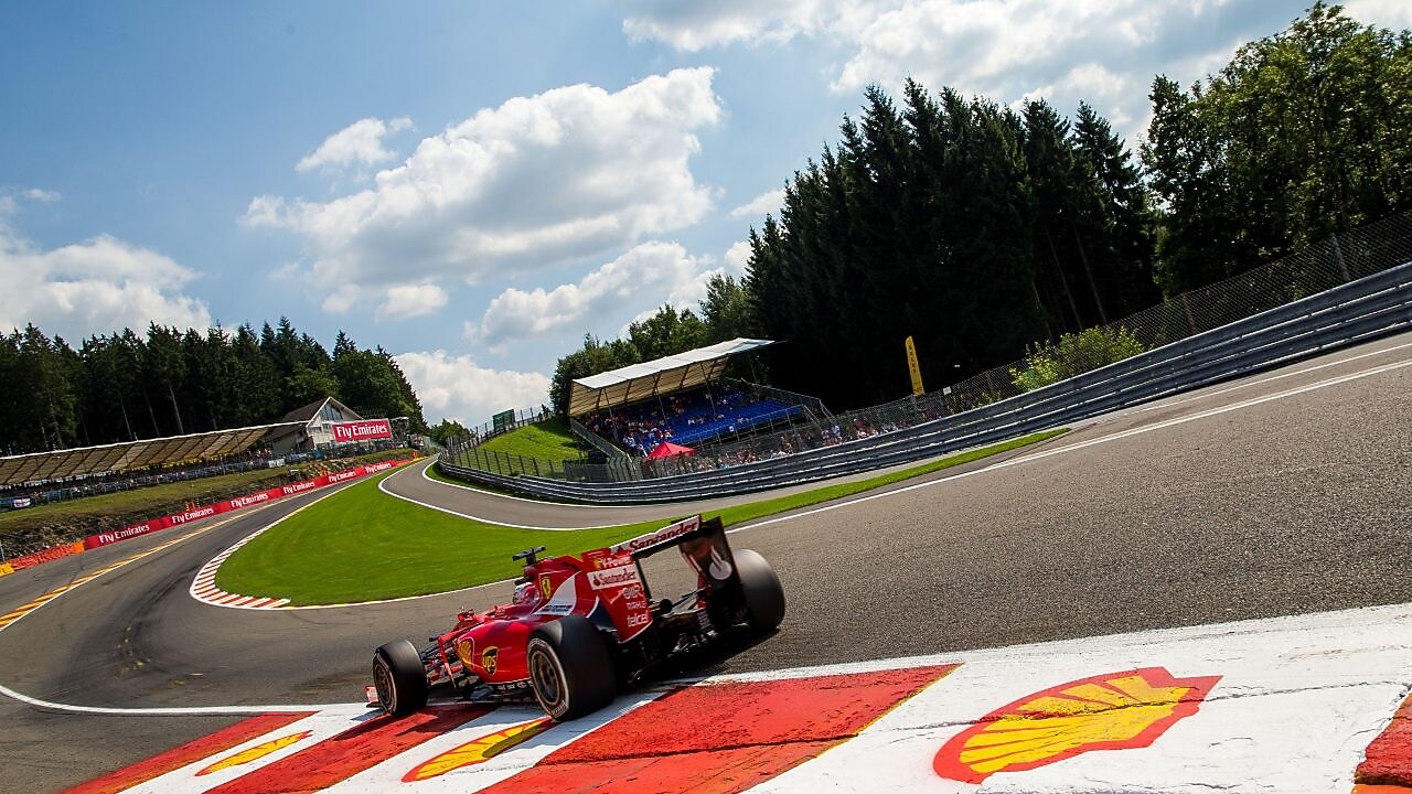 L'Allemand Sebastian Vettel pilote sa Ferrari pendant les essais du Grand Prix de Belgique de Formule 1 sur le circuit de Spa-Francorchamps.