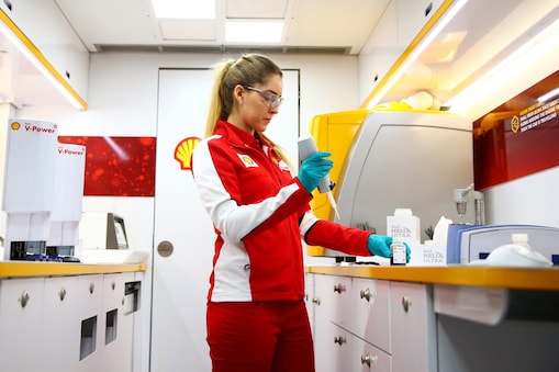 Une scientifique de Ferrari au travail dans un laboratoire