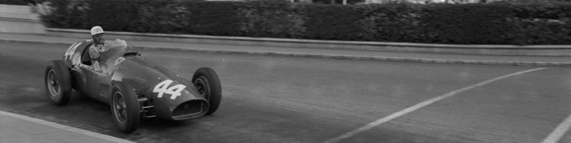 Maurice Trintignant au volant de sa Formule 1 Ferrari au Grand Prix de Monaco en 1955