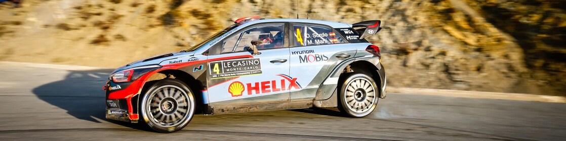 Une voiture de rallye en dérapage sur une route du championnat du monde des rallyes