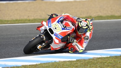 Un pilote sur une moto de course Ducati dans un virage en épingle