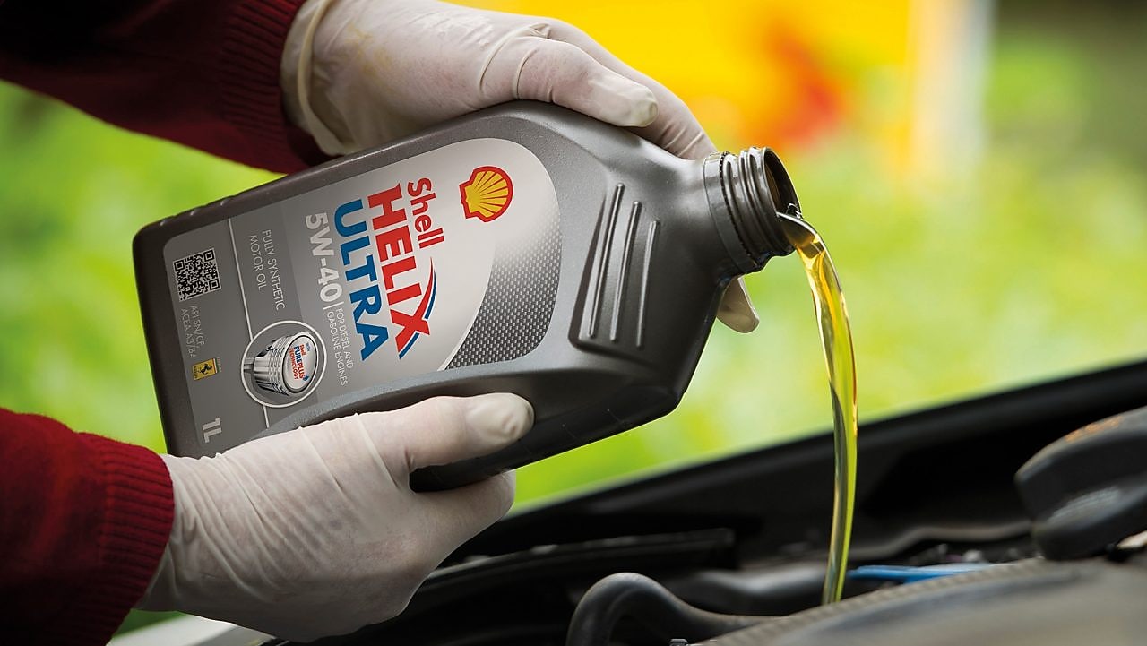 Scientifique effectuant des essais dans le laboratoire de lubrifiants.