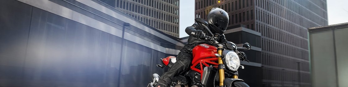 motard authentique conduisant une moto