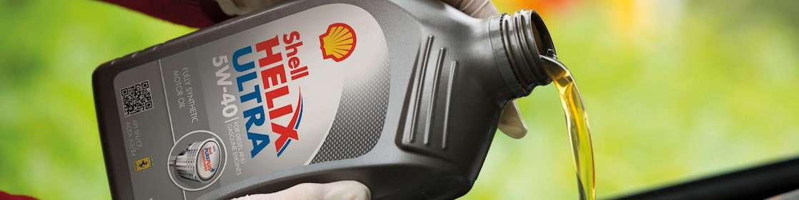 Scientifique effectuant des essais dans le laboratoire de lubrifiants.