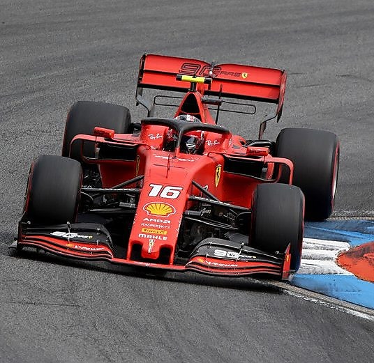 Une Ferrari rouge de la Scuderia se trouve sur une piste de course, un exemple du Partenariat Innovation de Shell Helix Ultra