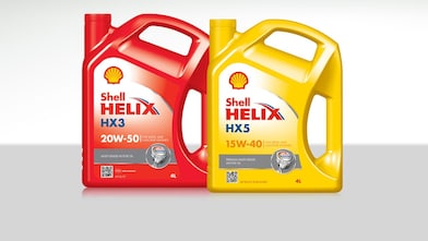 Deux bouteilles d&rsquo huiles moteur Shell Helix minérales