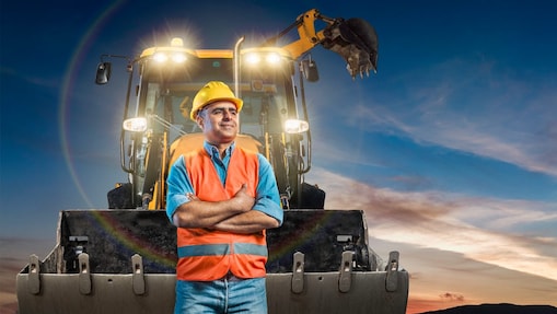 travailleur debout en face de cette pelleteuse