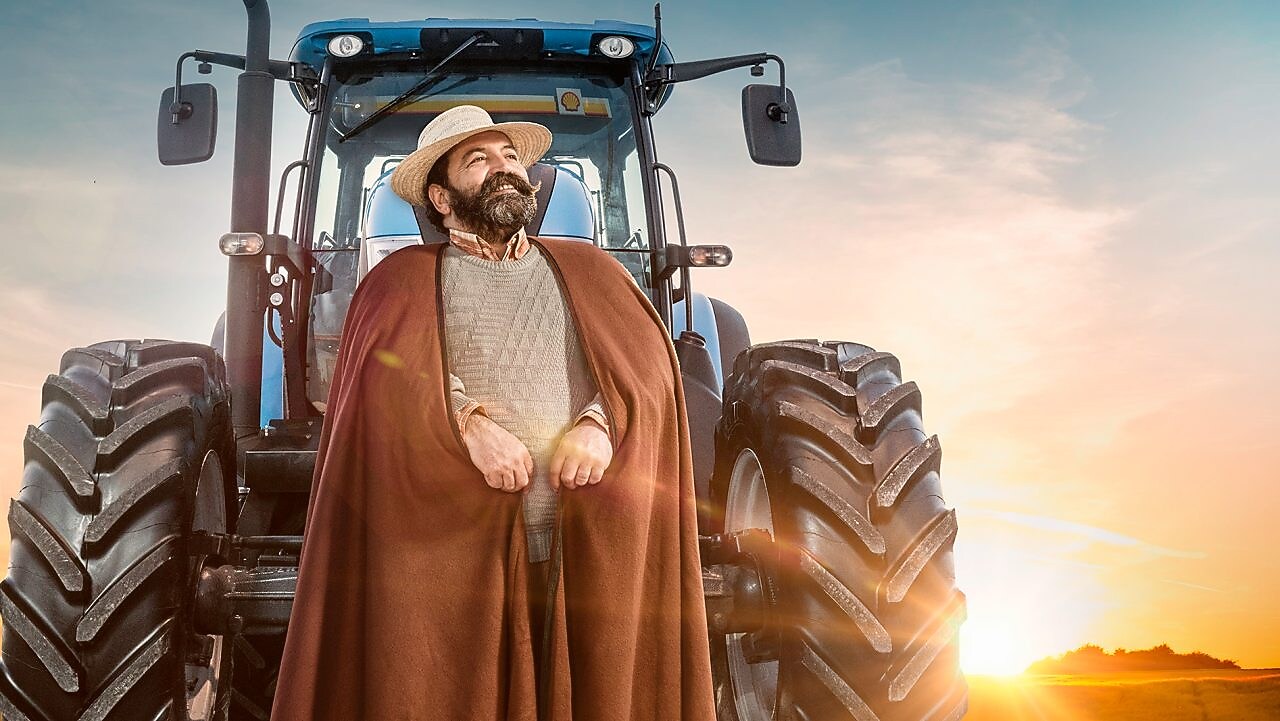homme restant devant son tracteur