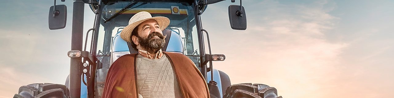 homme restant devant son tracteur