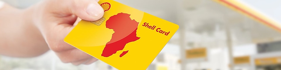 Shell Card tendue par quelqu'un dans une station-service Shell