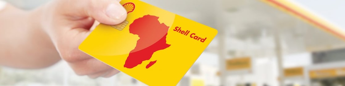 Shell Card tendue par quelqu'un dans une station-service Shell