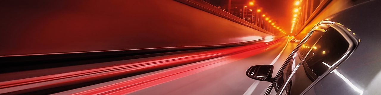 Voiture qui roule dans un tunnel éclairé