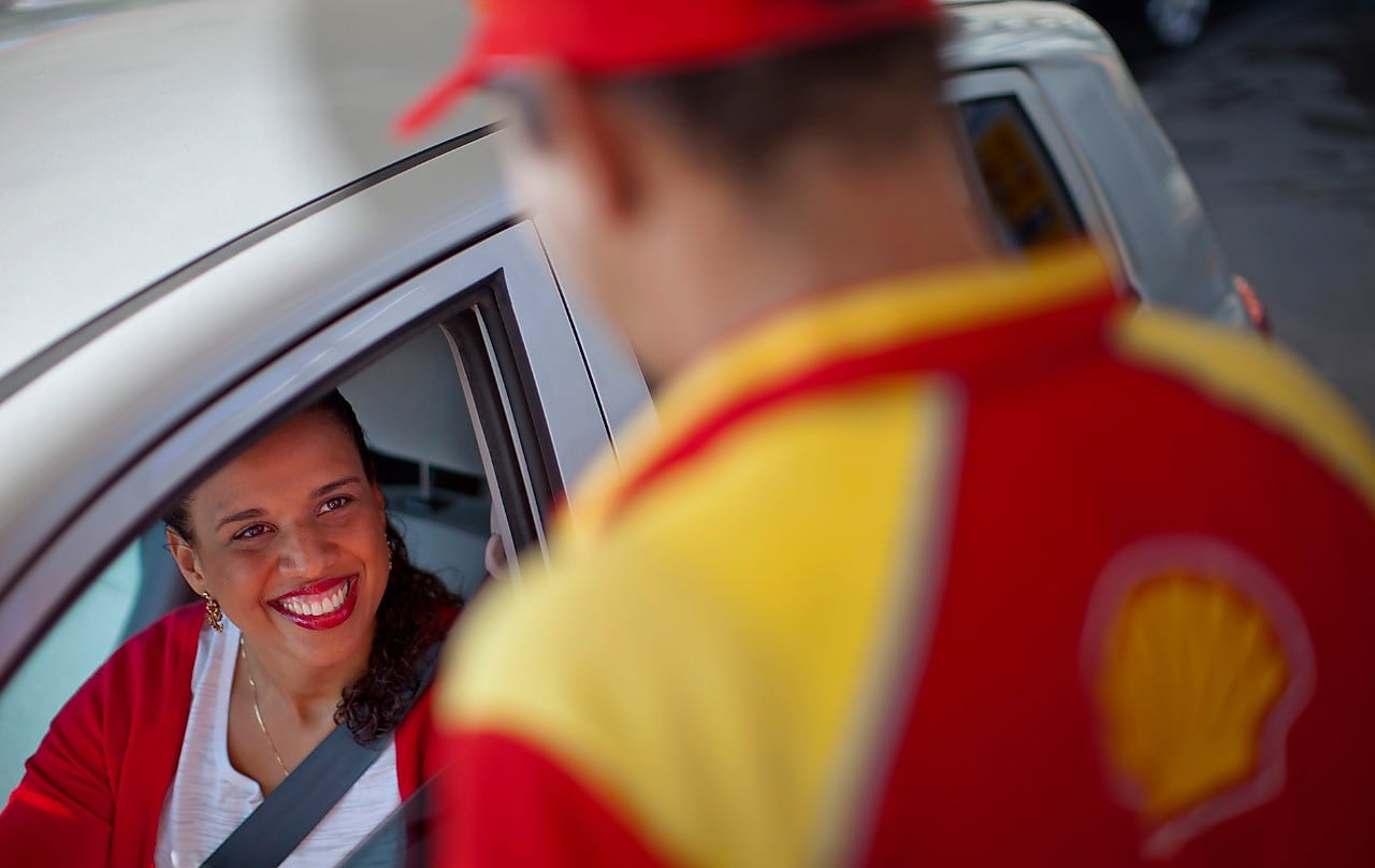 Cliente souriant à un champion de service Shell