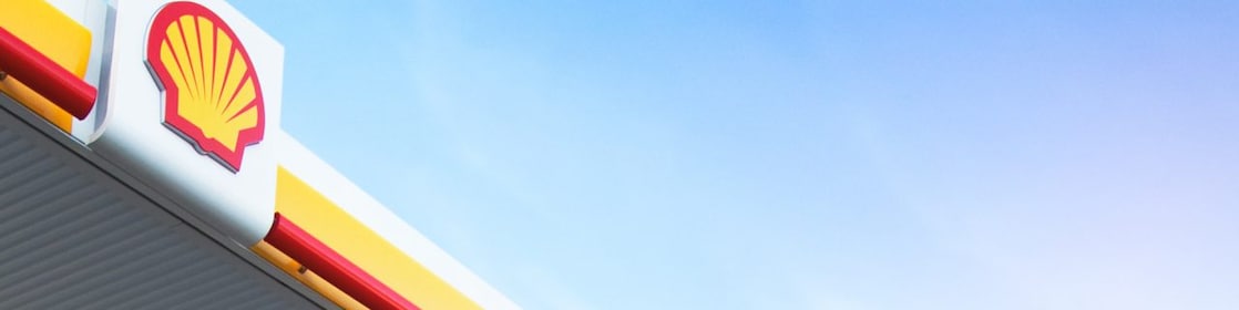 Logo avec coquillage pecten de Shell dans une station d'essence
